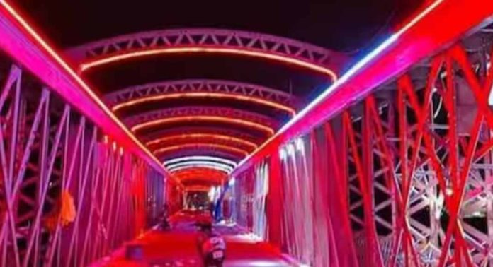 കോഴിക്കോട് ഫറോക്ക് പഴയ പാലം ദീപാലംകൃതമാക്കാനായി ഘടിപ്പിച്ച സോളാർ പാനലുകൾ പ്രവർത്തന രഹിതം കോഴിക്കോട് ഫറോക്ക് പഴയ പാലം ദീപാലംകൃതമാക്കാനായി ഘടിപ്പിച്ച സോളാർ പാനലുകൾ പ്രവർത്തന രഹിതം