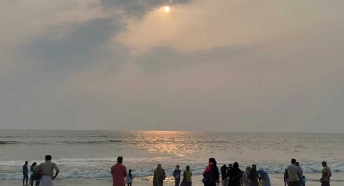 കോഴിക്കോട് ബീച്ചിൽ കടലാക്രമണത്തെ തുടർന്ന് നടപാത തകർന്നു കോഴിക്കോട് ബീച്ചിൽ കടലാക്രമണത്തെ തുടർന്ന് നടപാത തകർന്നു