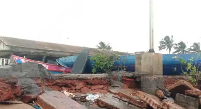 പുന്നപ്രയിൽ കടലാക്രമണം ശക്തമായതോടെ ഫിഷ് ലാന്ഡിംഗ് സെന്റർ അപകടാവസ്ഥയില് പുന്നപ്രയിൽ കടലാക്രമണം ശക്തമായതോടെ ഫിഷ് ലാന്ഡിംഗ് സെന്റർ അപകടാവസ്ഥയില്