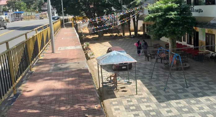 റാന്നി വൈക്കം ഗവൺമെൻറ് യു പി സ്കൂളിനു മുന്നിലെ അപകട ഭീഷണിയ്ക്ക് പരിഹാരമായില്ല ; ആശങ്കയില് അദ്ധ്യാപകരും വിദ്യാർത്ഥികളും റാന്നി വൈക്കം ഗവൺമെൻറ് യു പി സ്കൂളിനു മുന്നിലെ അപകട ഭീഷണിയ്ക്ക് പരിഹാരമായില്ല ; ആശങ്കയില് അദ്ധ്യാപകരും വിദ്യാർത്ഥികളും