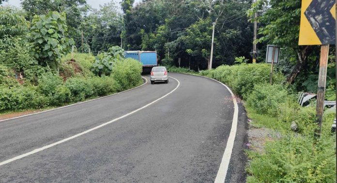 ശബരിമല പാതയിലെ പുതുക്കട ളാഹ മേഖലയിൽ റോഡിൻ്റെ കാഴ്ചമറച്ച് കാട് ശബരിമല പാതയിലെ പുതുക്കട ളാഹ മേഖലയിൽ റോഡിൻ്റെ കാഴ്ചമറച്ച് കാട്
