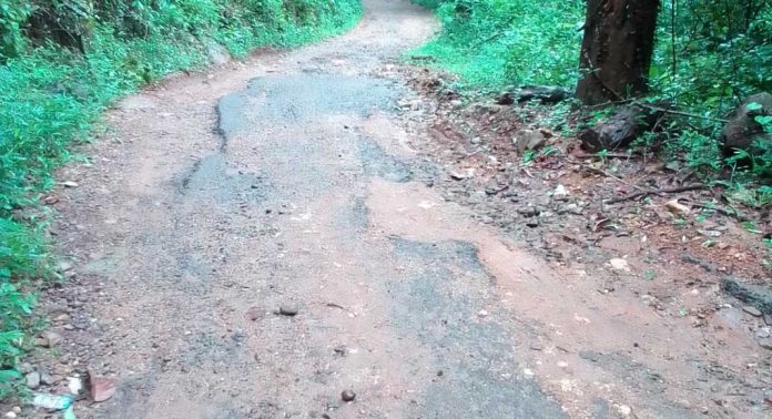 ആഞ്ഞിലിമുക്ക് കൊച്ചുകുളം റോഡ് തകർച്ചയിൽ പ്രക്ഷോഭത്തിനൊരുങ്ങി നാട്ടുകാർ ആഞ്ഞിലിമുക്ക് കൊച്ചുകുളം റോഡ് തകർച്ചയിൽ പ്രക്ഷോഭത്തിനൊരുങ്ങി നാട്ടുകാർ