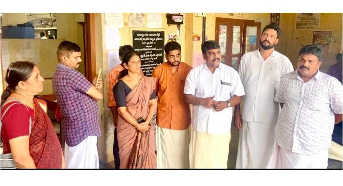 വാട്ടർ അതോറിറ്റിയുടെ മല്ലപ്പുഴശ്ശേരി പഞ്ചായത്ത് അംഗങ്ങളുടെ നേതൃത്വത്തിൽ അനാസ്ഥയ്ക്കെതിരെ എഇയെ ഉപരോധിച്ചു വാട്ടർ അതോറിറ്റിയുടെ മല്ലപ്പുഴശ്ശേരി പഞ്ചായത്ത് അംഗങ്ങളുടെ നേതൃത്വത്തിൽ അനാസ്ഥയ്ക്കെതിരെ എഇയെ ഉപരോധിച്ചു