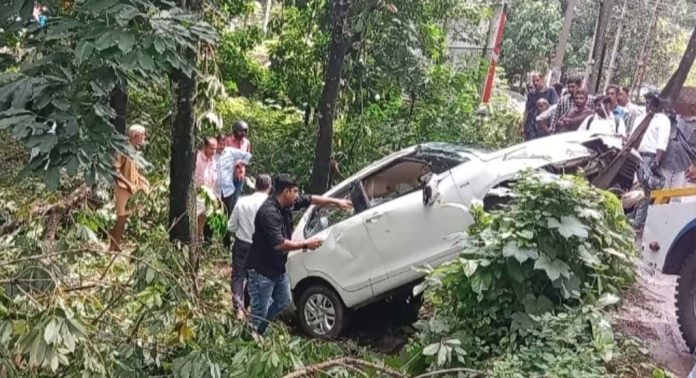 ഇട്ടിയപ്പാറ ബൈപാസ് റോഡില് കാർ താഴ്ചയിലേക്ക് മറിഞ്ഞു ഇട്ടിയപ്പാറ ബൈപാസ് റോഡില് കാർ താഴ്ചയിലേക്ക് മറിഞ്ഞു
