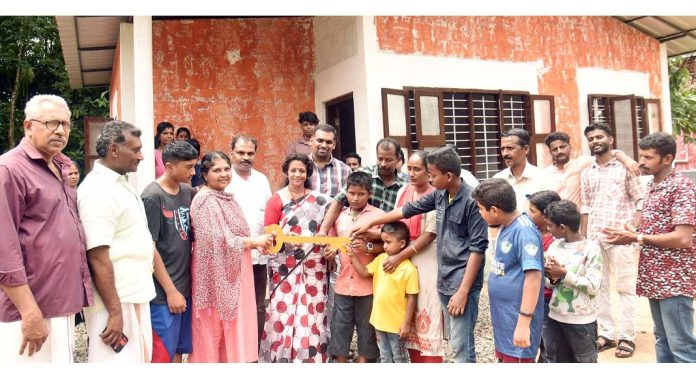 ഡോ. എം .എസ്. സുനിലിന്റെ 310 -മത് സ്നേഹ ഭവനം ജെസ്സിക്കും കുടുംബത്തിനും ഡോ. എം .എസ്. സുനിലിന്റെ 310 -മത് സ്നേഹ ഭവനം ജെസ്സിക്കും കുടുംബത്തിനും