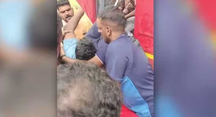 ഓടിക്കൊണ്ടിരുന്ന കെഎസ്ആർടിസി ബസിൽ കണ്ടക്ടർ കുഴഞ്ഞു വീണു ; കൈത്താങ്ങായി യാത്രക്കാർ ഓടിക്കൊണ്ടിരുന്ന കെഎസ്ആർടിസി ബസിൽ കണ്ടക്ടർ കുഴഞ്ഞു വീണു ; കൈത്താങ്ങായി യാത്രക്കാർ