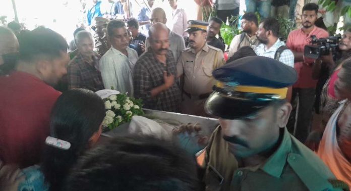 മുരളീധരന് കണ്ണീരിൽ കുതിർന്ന യാത്രയയപ്പ് നൽകി ജന്മനാട് മുരളീധരന് കണ്ണീരിൽ കുതിർന്ന യാത്രയയപ്പ് നൽകി ജന്മനാട്