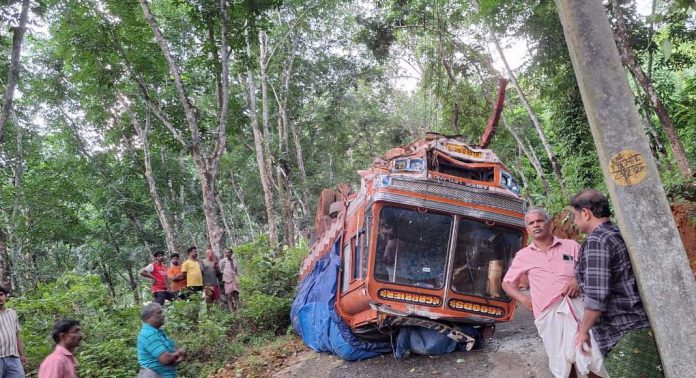 തണ്ണിത്തോട് മേലെ പറക്കുളത്ത് ലോറി നിയന്ത്രണം വിട്ടുമറിഞ്ഞ് അപകടം തണ്ണിത്തോട് മേലെ പറക്കുളത്ത് ലോറി നിയന്ത്രണം വിട്ടുമറിഞ്ഞ് അപകടം