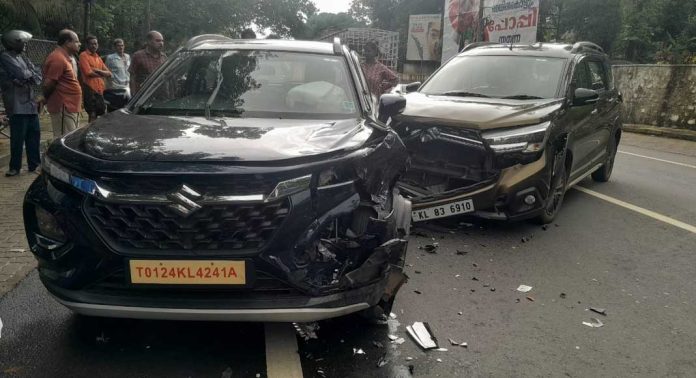 കൊല്ലൻപടിയിൽ കാറുകൾ തമ്മിൽ കൂട്ടിയിടിച്ച് അപകടം കൊല്ലൻപടിയിൽ കാറുകൾ തമ്മിൽ കൂട്ടിയിടിച്ച് അപകടം