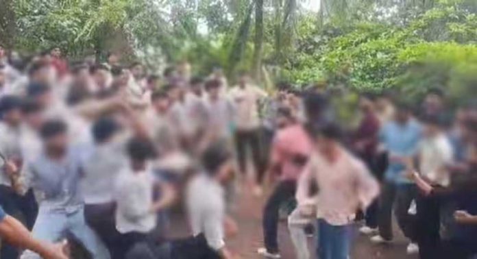 പട്ടാമ്പി ആമയൂർ എംഇഎസ് കോളേജിൽ വിദ്യാർത്ഥികൾ തമ്മിൽ കൂട്ടയടി പട്ടാമ്പി ആമയൂർ എംഇഎസ് കോളേജിൽ വിദ്യാർത്ഥികൾ തമ്മിൽ കൂട്ടയടി