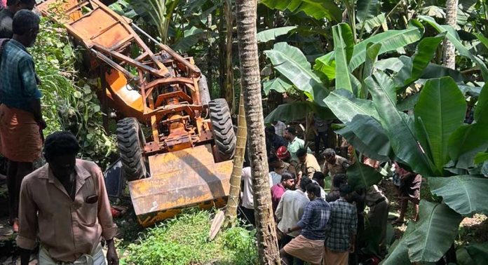 അരുവാപ്പുലം മുറ്റാക്കുഴിയിൽ ക്രയിൻ മറിഞ്ഞ് മൂന്ന് പേർക്ക് പരിക്ക് അരുവാപ്പുലം മുറ്റാക്കുഴിയിൽ ക്രയിൻ മറിഞ്ഞ് മൂന്ന് പേർക്ക് പരിക്ക്