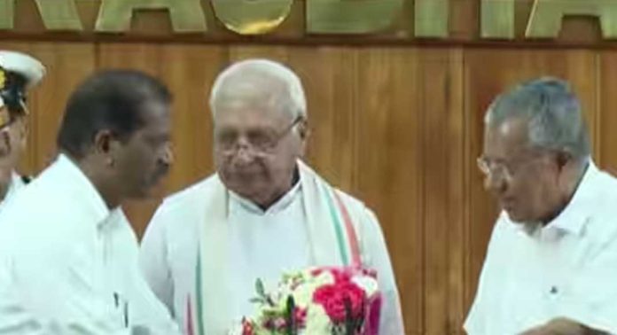 ഒ ആര് കേളുവിന്റെ സത്യപ്രതിജ്ഞ ചടങ്ങില് പരസ്പരം മിണ്ടാതെ ഗവർണർ ആരിഫ് മുഹമ്മദ് ഖാനും മുഖ്യമന്ത്രി പിണറായി വിജയനും ഒ ആര് കേളുവിന്റെ സത്യപ്രതിജ്ഞ ചടങ്ങില് പരസ്പരം മിണ്ടാതെ ഗവർണർ ആരിഫ് മുഹമ്മദ് ഖാനും മുഖ്യമന്ത്രി പിണറായി വിജയനും