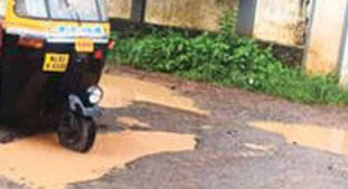 അമ്പലക്കടവ് – ഇലവുംതിട്ട – തെക്കേമല റോഡ് തകർച്ചയിൽ അമ്പലക്കടവ് – ഇലവുംതിട്ട – തെക്കേമല റോഡ് തകർച്ചയിൽ