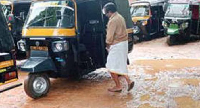 ഇട്ടിയപ്പാറ കോളേജ് റോഡിലെ ഓട്ടോറിക്ഷാ സ്റ്റാൻഡ് നിറയെ കുഴികൾ ഇട്ടിയപ്പാറ കോളേജ് റോഡിലെ ഓട്ടോറിക്ഷാ സ്റ്റാൻഡ് നിറയെ കുഴികൾ