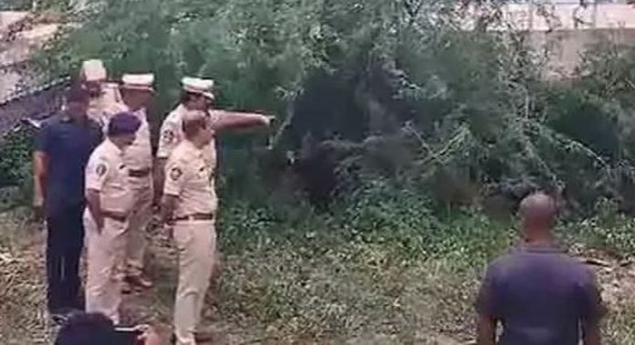 ആന്ധ്രയിലെ കുറ്റിക്കാട്ടിൽ യുവതിയുടെ നഗ്നമായ മൃതദേഹം കണ്ടെത്തി ; ദുരൂഹത ആന്ധ്രയിലെ കുറ്റിക്കാട്ടിൽ യുവതിയുടെ നഗ്നമായ മൃതദേഹം കണ്ടെത്തി ; ദുരൂഹത
