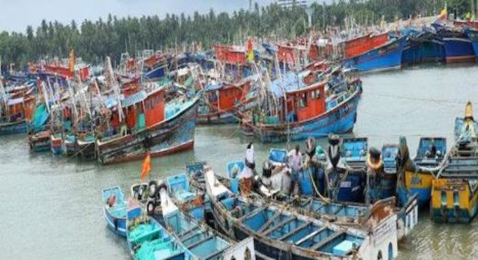 സംസ്ഥാനത്ത് നാളെ അർദ്ധരാത്രി മുതൽ ട്രോളിംഗ് നിരോധനം നിലവിൽ വരും സംസ്ഥാനത്ത് നാളെ അർദ്ധരാത്രി മുതൽ ട്രോളിംഗ് നിരോധനം നിലവിൽ വരും