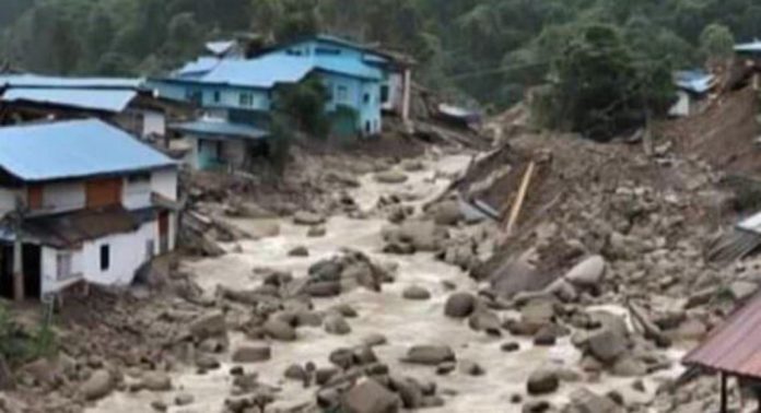സിക്കിമിൽ ശക്തമായ മഴയും മണ്ണിടിച്ചിലും ; മൂന്ന് പേർ മരിച്ചു, നിരവധി പേരെ കാണാതായി സിക്കിമിൽ ശക്തമായ മഴയും മണ്ണിടിച്ചിലും ; മൂന്ന് പേർ മരിച്ചു, നിരവധി പേരെ കാണാതായി
