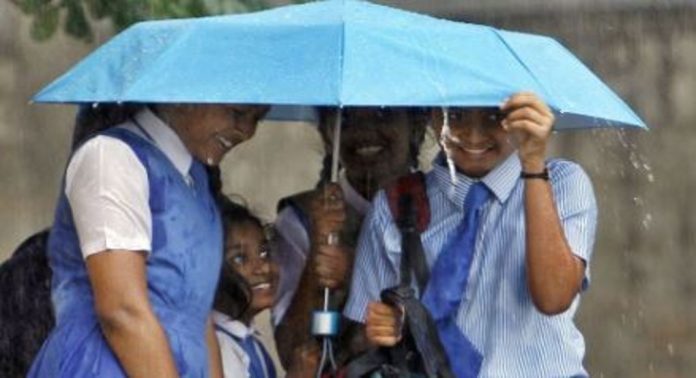 സംസ്ഥാനത്ത് ഒറ്റപ്പെട്ടയിടങ്ങളില് മഴയ്ക്ക് സാധ്യത ; ആലപ്പുഴയിലെ നാല് താലൂക്കുകളിലും കോട്ടയത്തും ഇന്ന് വിദ്യാഭ്യാസ സ്ഥാപനങ്ങള്ക്ക് അവധി സംസ്ഥാനത്ത് ഒറ്റപ്പെട്ടയിടങ്ങളില് മഴയ്ക്ക് സാധ്യത ; ആലപ്പുഴയിലെ നാല് താലൂക്കുകളിലും കോട്ടയത്തും ഇന്ന് വിദ്യാഭ്യാസ സ്ഥാപനങ്ങള്ക്ക് അവധി