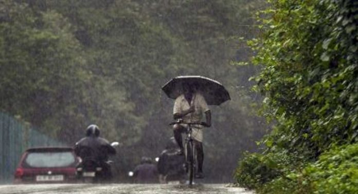 സംസ്ഥാനത്ത് ശക്തമായ മഴയ്ക്ക് സാധ്യത ; മുന്നറിയിപ്പ് നൽകി അധികൃതർ സംസ്ഥാനത്ത് ശക്തമായ മഴയ്ക്ക് സാധ്യത ; മുന്നറിയിപ്പ് നൽകി അധികൃതർ