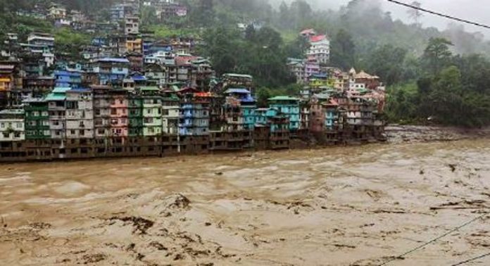 സിക്കിമിൽ ശക്തമായ മഴയും മണ്ണിടിച്ചിലും ; ആറ് പേർ മരിച്ചു സിക്കിമിൽ ശക്തമായ മഴയും മണ്ണിടിച്ചിലും ; ആറ് പേർ മരിച്ചു
