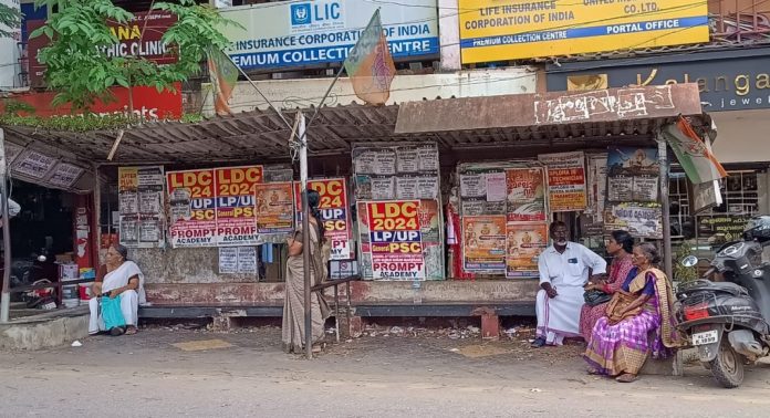 ചോർന്നൊലിക്കുന്ന ബസ് കാത്തിരിപ്പ് കേന്ദ്രം ; പെരുമാറ്റച്ചട്ടം കഴിഞ്ഞു, ഇനിയും എന്താണ് തടസ്സം ? ചോർന്നൊലിക്കുന്ന ബസ് കാത്തിരിപ്പ് കേന്ദ്രം ; പെരുമാറ്റച്ചട്ടം കഴിഞ്ഞു, ഇനിയും എന്താണ് തടസ്സം ?