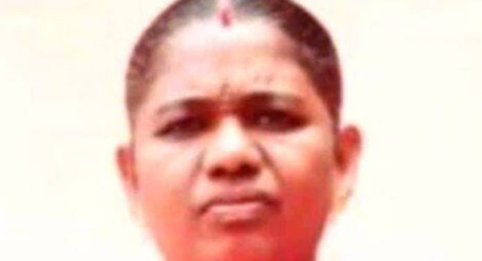 ശക്തമായ മഴ ; മൂന്നാറിൽ വീടിന് മുകളിലേക്ക് മണ്ണിടിഞ്ഞ് വീണ് വീട്ടമ്മ മരിച്ചു ശക്തമായ മഴ ; മൂന്നാറിൽ വീടിന് മുകളിലേക്ക് മണ്ണിടിഞ്ഞ് വീണ് വീട്ടമ്മ മരിച്ചു