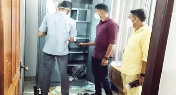 വീട് കുത്തിത്തുറന്ന് വൻ കവർച്ച ; 23 പവനും, രണ്ടരലക്ഷം രൂപയുടെ വജ്രവും നഷ്ടപ്പെട്ടു, പോലീസ് അന്വേഷണം ഊർജിതമാക്കി വീട് കുത്തിത്തുറന്ന് വൻ കവർച്ച ; 23 പവനും, രണ്ടരലക്ഷം രൂപയുടെ വജ്രവും നഷ്ടപ്പെട്ടു, പോലീസ് അന്വേഷണം ഊർജിതമാക്കി