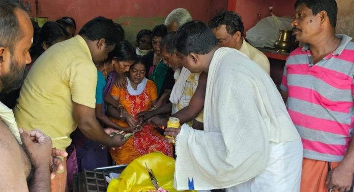 സ്ഥല പരിമിതി മൂലം അടുക്കള പൊളിച്ച് ഒടുവിൽ മകൾ അമ്മയ്ക്ക് ചിത ഒരുക്കി സ്ഥല പരിമിതി മൂലം അടുക്കള പൊളിച്ച് ഒടുവിൽ മകൾ അമ്മയ്ക്ക് ചിത ഒരുക്കി