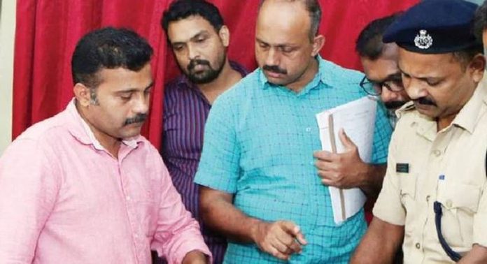 കാറഡുക്ക സഹകരണ സംഘം തട്ടിപ്പ് ; പണയസ്വർണത്തിന്റെ കവറുകൾ ഉപേക്ഷിച്ച നിലയിൽ, തെളിവുകൾ ശേഖരിച്ച് അന്വേഷണ സംഘം കാറഡുക്ക സഹകരണ സംഘം തട്ടിപ്പ് ; പണയസ്വർണത്തിന്റെ കവറുകൾ ഉപേക്ഷിച്ച നിലയിൽ, തെളിവുകൾ ശേഖരിച്ച് അന്വേഷണ സംഘം
