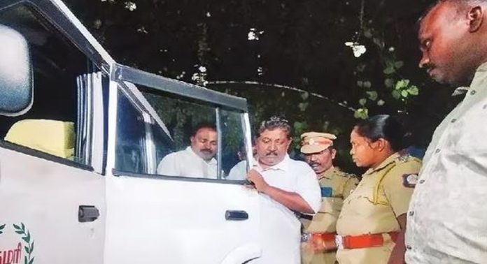 ദീപു വധക്കേസ് ; ഏഴരലക്ഷം രൂപ കണ്ടെടുത്തു, അഞ്ചുലക്ഷം പ്രതി സജികുമാർ വീട്ടിൽ കുഴിച്ചിട്ടതായി കണ്ടെത്തി ദീപു വധക്കേസ് ; ഏഴരലക്ഷം രൂപ കണ്ടെടുത്തു, അഞ്ചുലക്ഷം പ്രതി സജികുമാർ വീട്ടിൽ കുഴിച്ചിട്ടതായി കണ്ടെത്തി