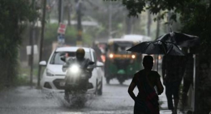 സംസ്ഥാനത്ത് ഇന്ന് മൂന്ന് ജില്ലകളിൽ ഓറഞ്ച് അലർട്ട് സംസ്ഥാനത്ത് ഇന്ന് മൂന്ന് ജില്ലകളിൽ ഓറഞ്ച് അലർട്ട്