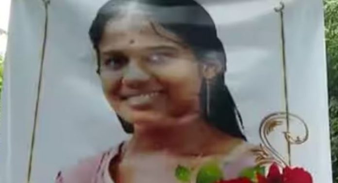 പെരുമ്പാവൂരിലെ യുവതിയുടെ ആത്മഹത്യ ; കടബാധ്യത മൂലമെന്ന് നാട്ടുകാർ, പോലീസ് അന്വേഷണം തുടങ്ങി പെരുമ്പാവൂരിലെ യുവതിയുടെ ആത്മഹത്യ ; കടബാധ്യത മൂലമെന്ന് നാട്ടുകാർ, പോലീസ് അന്വേഷണം തുടങ്ങി