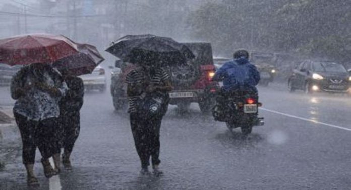 സംസ്ഥാനത്ത് ഇടിമിന്നലോട് കൂടിയ ശക്തമായ മഴയ്ക്ക് സാധ്യത ; ജാഗ്രത നിർദ്ദേശം നൽകി അധികൃതർ സംസ്ഥാനത്ത് ഇടിമിന്നലോട് കൂടിയ ശക്തമായ മഴയ്ക്ക് സാധ്യത ; ജാഗ്രത നിർദ്ദേശം നൽകി അധികൃതർ