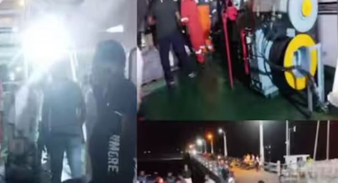 തർക്കം ഒഴിഞ്ഞു ; അഗത്തിയിൽ കുടുങ്ങിയ കപ്പൽ യാത്ര തുടങ്ങി തർക്കം ഒഴിഞ്ഞു ; അഗത്തിയിൽ കുടുങ്ങിയ കപ്പൽ യാത്ര തുടങ്ങി