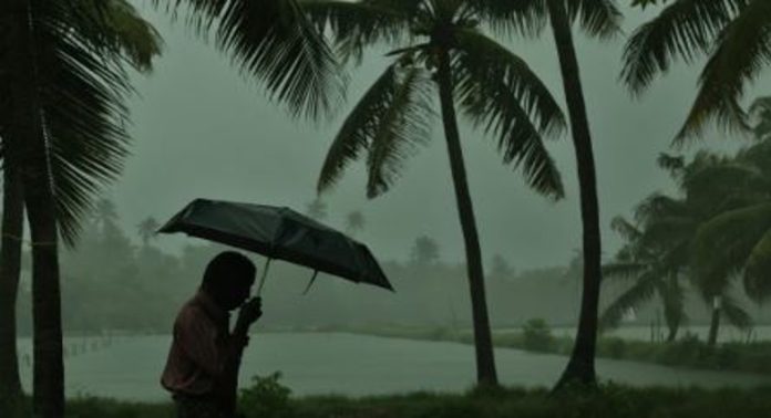 സംസ്ഥാനത്ത് ഇന്നും ശക്തമായ മഴയ്ക്ക് സാധ്യത ; മുന്നറിയിപ്പ് നൽകി അധികൃതർ സംസ്ഥാനത്ത് ഇന്നും ശക്തമായ മഴയ്ക്ക് സാധ്യത ; മുന്നറിയിപ്പ് നൽകി അധികൃതർ