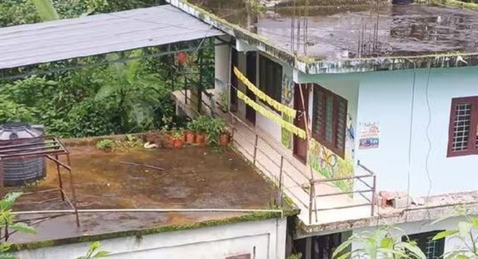 അങ്കണവാടിയിൽ നിന്ന് കാൽവഴുതി കുഞ്ഞ് തോട്ടിൽ വീണു ; ഗുരുതര പരിക്ക് അങ്കണവാടിയിൽ നിന്ന് കാൽവഴുതി കുഞ്ഞ് തോട്ടിൽ വീണു ; ഗുരുതര പരിക്ക്