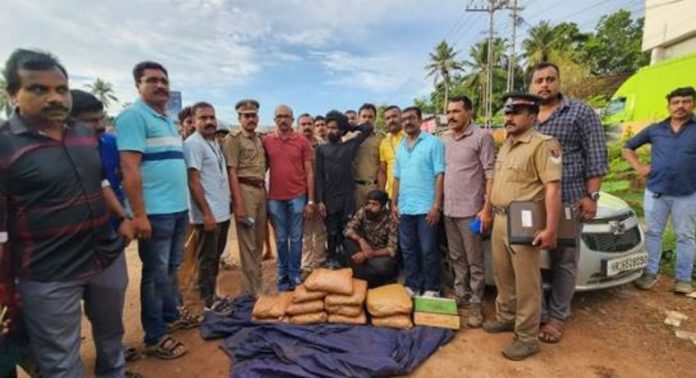 കൊല്ലത്ത് കാറിൽ കടത്താൻ ശ്രമിച്ച കഞ്ചാവ് പിടികൂടി ; രണ്ടുപേർ പിടിയിൽ കൊല്ലത്ത് കാറിൽ കടത്താൻ ശ്രമിച്ച കഞ്ചാവ് പിടികൂടി ; രണ്ടുപേർ പിടിയിൽ