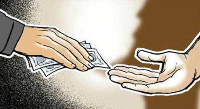 വൈദ്യുതി കണക്ഷൻ നൽകാൻ കൈക്കൂലി ; ഉദ്യോഗസ്ഥൻ അറസ്റ്റിൽ വൈദ്യുതി കണക്ഷൻ നൽകാൻ കൈക്കൂലി ; ഉദ്യോഗസ്ഥൻ അറസ്റ്റിൽ