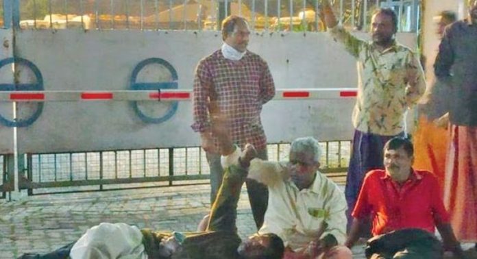 എച്ച്.ഒ.സി.യിൽ നിന്ന് പുകയും രൂക്ഷഗന്ധവും ; നിരവധി പേർക്ക് ശ്വാസതടസ്സം, പ്രതിഷേധവുമായി നാട്ടുകാർ എച്ച്.ഒ.സി.യിൽ നിന്ന് പുകയും രൂക്ഷഗന്ധവും ; നിരവധി പേർക്ക് ശ്വാസതടസ്സം, പ്രതിഷേധവുമായി നാട്ടുകാർ