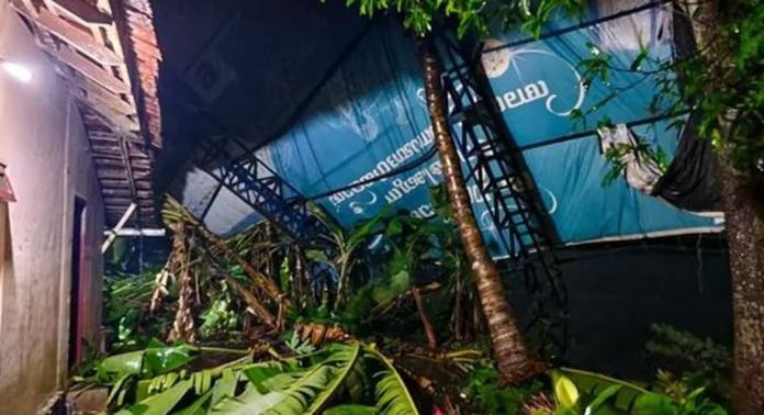 കുമരകത്ത് ശക്തമായ കാറ്റിൽ നിയന്ത്രണം തെറ്റി വാഹനങ്ങള് ; ഓട്ടോറിക്ഷ പാടത്തേക്ക് മറിഞ്ഞു കുമരകത്ത് ശക്തമായ കാറ്റിൽ നിയന്ത്രണം തെറ്റി വാഹനങ്ങള് ; ഓട്ടോറിക്ഷ പാടത്തേക്ക് മറിഞ്ഞു