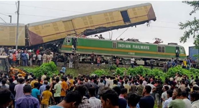 പശ്ചിമബംഗാളിലെ തീവണ്ടികള് കൂട്ടിയിടിച്ചുണ്ടായ അപകടം ; ചരക്കുതീവണ്ടി മുന്നറിയിപ്പ് അവഗണിച്ചുവെന്ന് സംശയം, കൂടുതൽ വിവരങ്ങൾ പുറത്ത് പശ്ചിമബംഗാളിലെ തീവണ്ടികള് കൂട്ടിയിടിച്ചുണ്ടായ അപകടം ; ചരക്കുതീവണ്ടി മുന്നറിയിപ്പ് അവഗണിച്ചുവെന്ന് സംശയം, കൂടുതൽ വിവരങ്ങൾ പുറത്ത്