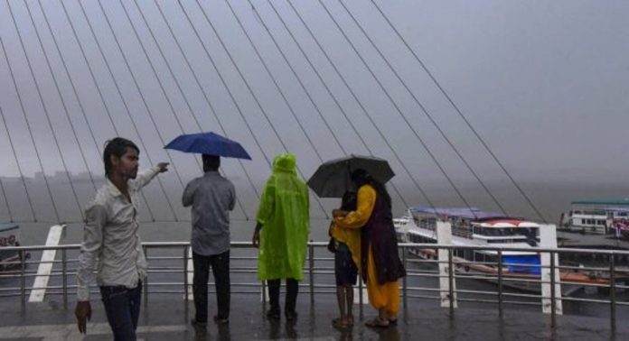 സംസ്ഥാനത്ത് ഇന്നും മഴ തുടരും ; മുന്നറിയിപ്പ് നൽകി അധികൃതർ സംസ്ഥാനത്ത് ഇന്നും മഴ തുടരും ; മുന്നറിയിപ്പ് നൽകി അധികൃതർ