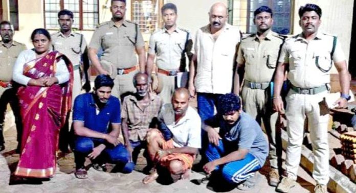 ആനക്കൊമ്പ് വിൽപന സംഘം പിടിയിൽ ആനക്കൊമ്പ് വിൽപന സംഘം പിടിയിൽ