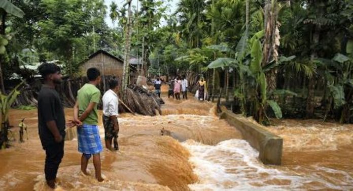 അസമിൽ ശക്തമായ മഴയും, വെള്ളപ്പൊക്കവും ; മരിച്ചവരുടെ എണ്ണം 15 ആയി ഉയർന്നു, 41,564 പേരെ ദുരിതാശ്വാസ ക്യാമ്പുകളിലേക്ക് മാറ്റി അസമിൽ ശക്തമായ മഴയും, വെള്ളപ്പൊക്കവും ; മരിച്ചവരുടെ എണ്ണം 15 ആയി ഉയർന്നു, 41,564 പേരെ ദുരിതാശ്വാസ ക്യാമ്പുകളിലേക്ക് മാറ്റി