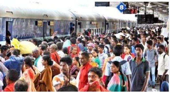 ടിക്കറ്റ് ലഭിച്ചവർക്ക് ട്രെയിനിൽ കയറാൻ കഴിഞ്ഞില്ലെന്ന് പരാതി ; മൈൻഡ് ചെയ്യാതെ അധികൃതർ, യാത്രക്കാർ ദുരിതത്തിൽ… ടിക്കറ്റ് ലഭിച്ചവർക്ക് ട്രെയിനിൽ കയറാൻ കഴിഞ്ഞില്ലെന്ന് പരാതി ; മൈൻഡ് ചെയ്യാതെ അധികൃതർ, യാത്രക്കാർ ദുരിതത്തിൽ…