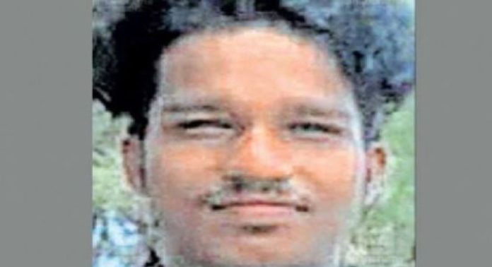 കൊല്ലത്ത് യുവാവിനെ തൂങ്ങി മരിച്ച നിലയിൽ കണ്ടെത്തി കൊല്ലത്ത് യുവാവിനെ തൂങ്ങി മരിച്ച നിലയിൽ കണ്ടെത്തി