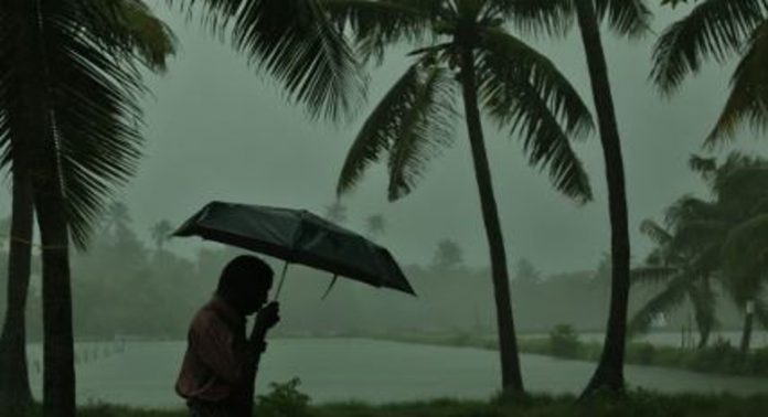കാലവർഷം ശക്തമാകും ; മൂന്നുജില്ലകളിൽ റെഡ് അലർട്ട് കാലവർഷം ശക്തമാകും ; മൂന്നുജില്ലകളിൽ റെഡ് അലർട്ട്