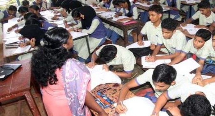 ലിംഗസമത്വം പുസ്തകത്തിൽമാത്രം ഒതുങ്ങി ; പക്ഷെ ഹാജർപുസ്തകത്തിൽ ലിംഗവിവേചനം തുടരുന്നു ലിംഗസമത്വം പുസ്തകത്തിൽമാത്രം ഒതുങ്ങി ; പക്ഷെ ഹാജർപുസ്തകത്തിൽ ലിംഗവിവേചനം തുടരുന്നു