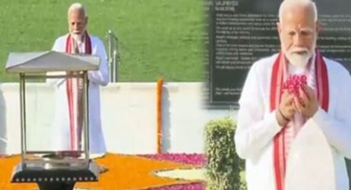 സത്യപ്രതിജ്ഞ ചടങ്ങ് ; രാജ്ഘട്ടിലും സദൈവ് അടലിലും പുഷ്പാർച്ചന നടത്തി നരേന്ദ്ര മോദി സത്യപ്രതിജ്ഞ ചടങ്ങ് ; രാജ്ഘട്ടിലും സദൈവ് അടലിലും പുഷ്പാർച്ചന നടത്തി നരേന്ദ്ര മോദി