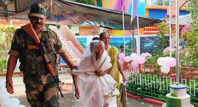 വോട്ടെണ്ണാന് ഇനി മണിക്കൂറുകള് മാത്രം ; ബംഗാളില് സംഘര്ഷമുണ്ടായ ബൂത്തുകളില് റീ പോളിങ് വോട്ടെണ്ണാന് ഇനി മണിക്കൂറുകള് മാത്രം ; ബംഗാളില് സംഘര്ഷമുണ്ടായ ബൂത്തുകളില് റീ പോളിങ്